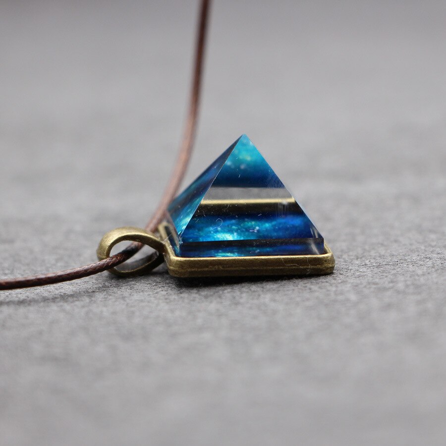 Collier pyramide lumineux