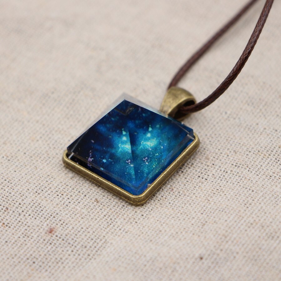 Collier pyramide lumineux